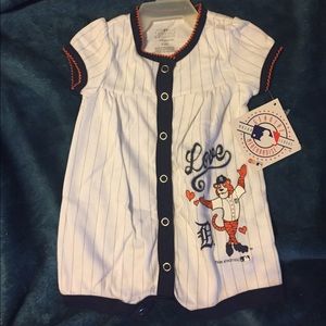 New Baby Detroit Tiger onesie bodysuit
